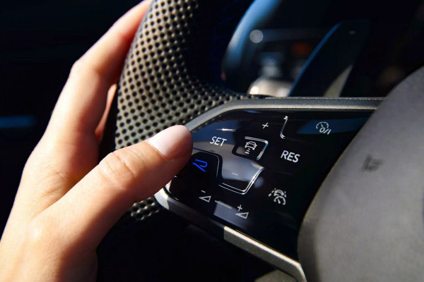 
            &laquo;Клиенты не хотят космолет&raquo;. Volkswagen объяснил отказ от тачскринов
        