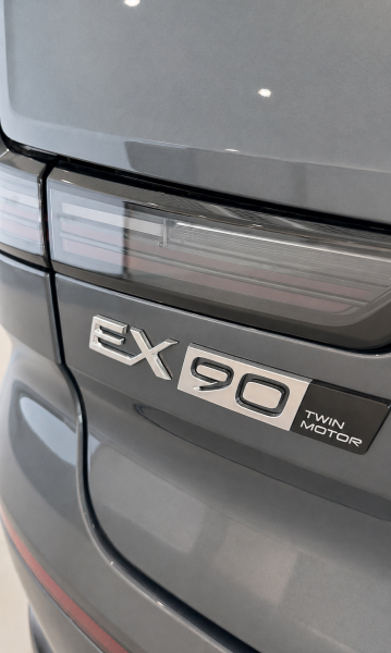 В России привезли необычный кроссовер Volvo EX90. Цена от ₽13,9 млн
В России привезли необычный кроссовер Volvo EX90. Цена от ₽13,9 млн