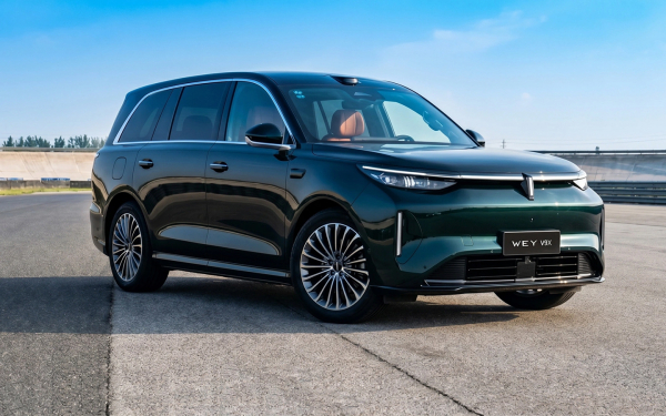 
            От брутального Jeland до особой Toyota. Какие новинки купить в сентябре
        