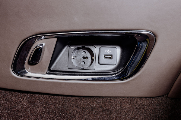 
            Русский ответ Rolls-Royce. Первый тест кроссовера Aurus Komendant
        