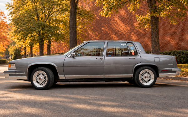 
            &laquo;V8 за 300 тыс. руб.&raquo; Опыт владения Cadillac de Ville конца 80-х годов
        