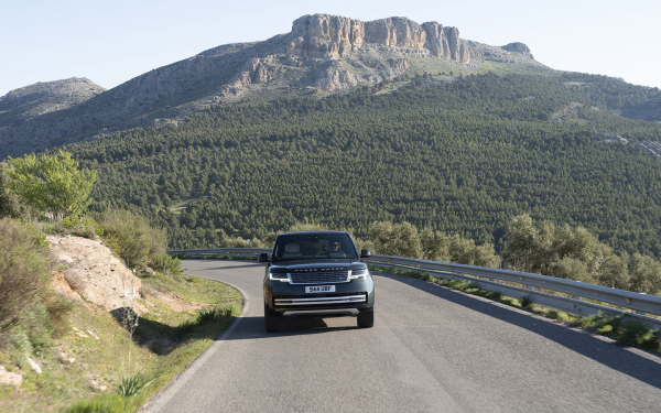 Range Rover превратили в 542-сильный электрокар с запасом хода до 600 км
Range Rover превратили в 542-сильный электрокар с запасом хода до 600 км