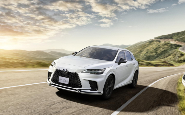 
            Lexus обновил кроссовер RX. Ему перенастроили подвеску и добавили опций
        