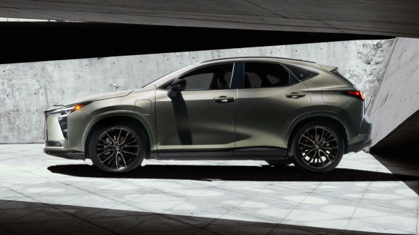 Кроссовер Lexus NX обновился снаружи и внутри