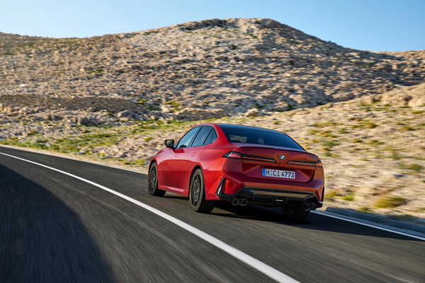 
            BMW показала 3 Series нового поколения с 437-сильным ДВС и режимом дрифта
        