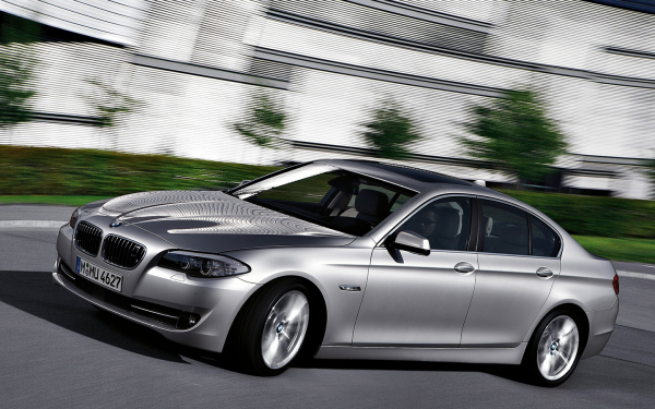 
            От стоковой BMW до электропикапа. На чем ездит бывший глава Apple Тим Кук
        