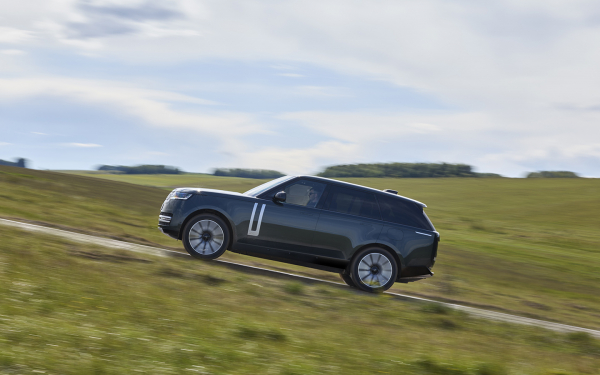 Range Rover превратили в 542-сильный электрокар с запасом хода до 600 км
Range Rover превратили в 542-сильный электрокар с запасом хода до 600 км