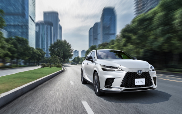 
            Lexus обновил кроссовер RX. Ему перенастроили подвеску и добавили опций
        