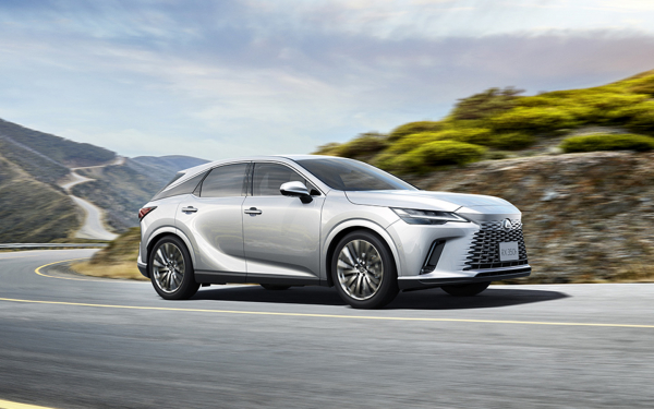 
            Lexus обновил кроссовер RX. Ему перенастроили подвеску и добавили опций
        