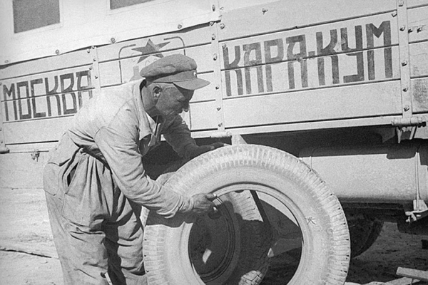 По бездорожью и разгильдяйству: как и для чего в 1933 году проводили Каракумский автопробег