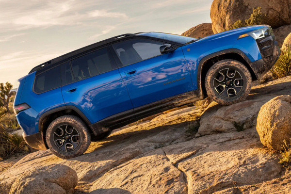 Jeep Cherokee Trailhawk: увеличенный клиренс, &laquo;понижайка&raquo; и... глянец