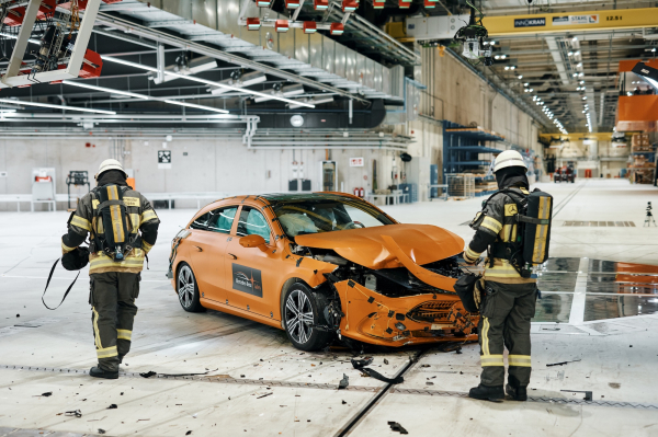 
            Mercedes сравнил безопасность CLA с ДВС и электромотором в краш-тесте
        