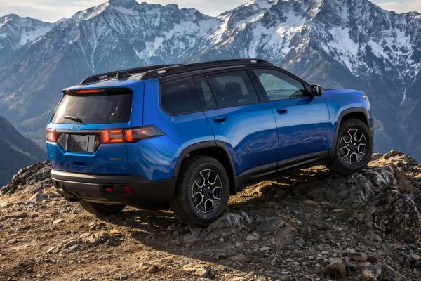 Jeep Cherokee Trailhawk: увеличенный клиренс, &laquo;понижайка&raquo; и... глянец