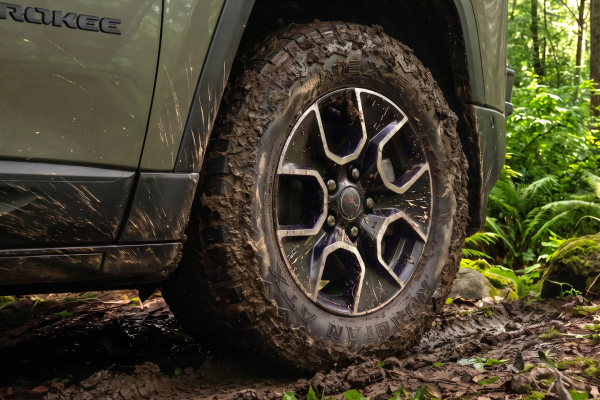 Jeep Cherokee Trailhawk: увеличенный клиренс, &laquo;понижайка&raquo; и... глянец