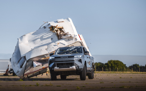 На новый Toyota Hilux сбросили автодом с девятиметровой высоты
На новый Toyota Hilux сбросили автодом с девятиметровой высоты