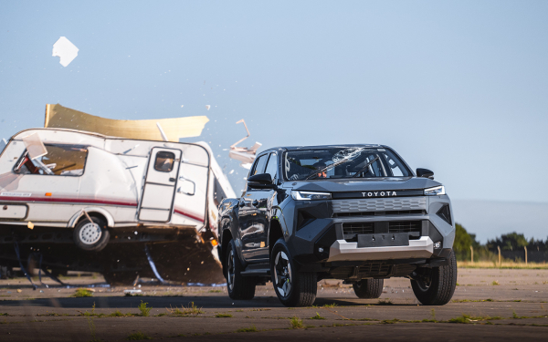 На новый Toyota Hilux сбросили автодом с девятиметровой высоты
На новый Toyota Hilux сбросили автодом с девятиметровой высоты
