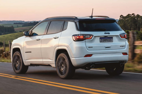 Jeep Compass предыдущего поколения остается в строю: модернизация в Бразилии