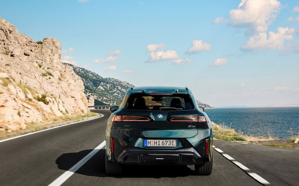 
            BMW представила самый мощный iX3 с агрессивным дизайном
        