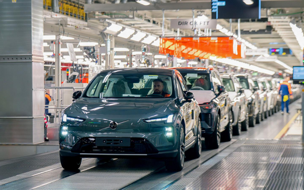 Volvo уволит 2,5 тыс. сотрудников из-за падения продаж
Volvo уволит 2,5 тыс. сотрудников из-за падения продаж