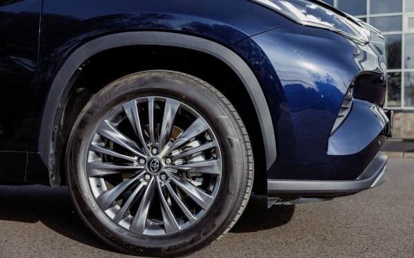 
            Последний настоящий. Тест-драйв Toyota Highlander четвертого поколения
        