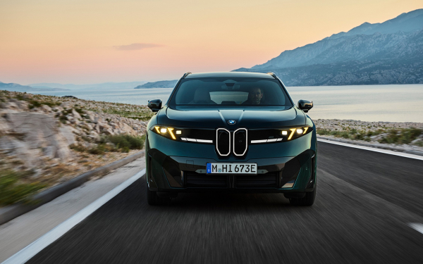 
            BMW представила самый мощный iX3 с агрессивным дизайном
        