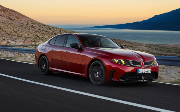 
            Новую &laquo;тройку&raquo; BMW привезут в Россию. Дилеры назвали сроки и цены
        
