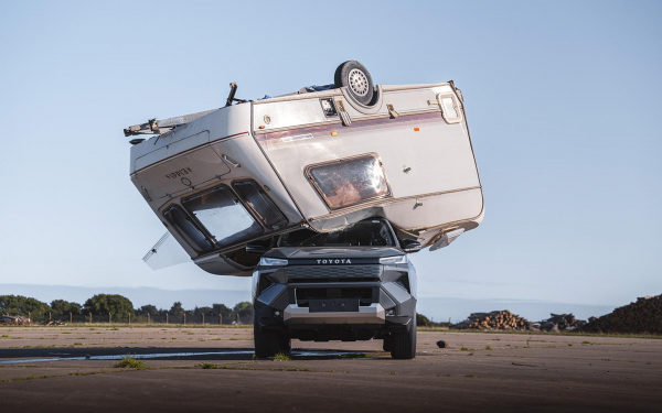 На новый Toyota Hilux сбросили автодом с девятиметровой высоты
На новый Toyota Hilux сбросили автодом с девятиметровой высоты
