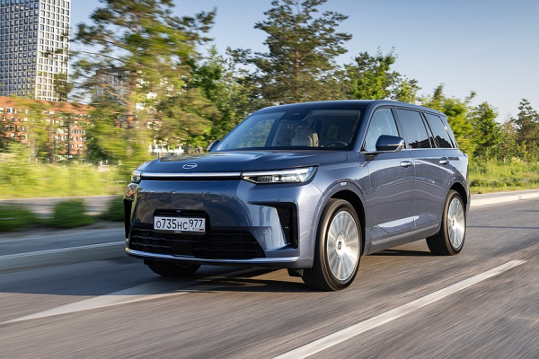 Гитарный рок, веселый гусь и кресло королевы: тест-драйв нового GAC S9