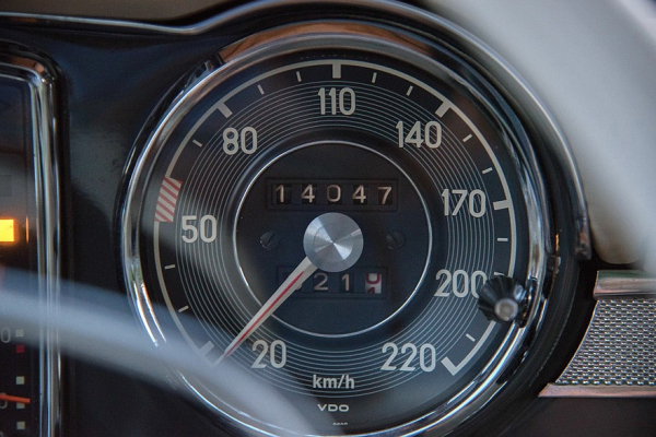 От Леннона до Траволты: как появился Mercedes-Benz SL W113 и почему он стал культовым
